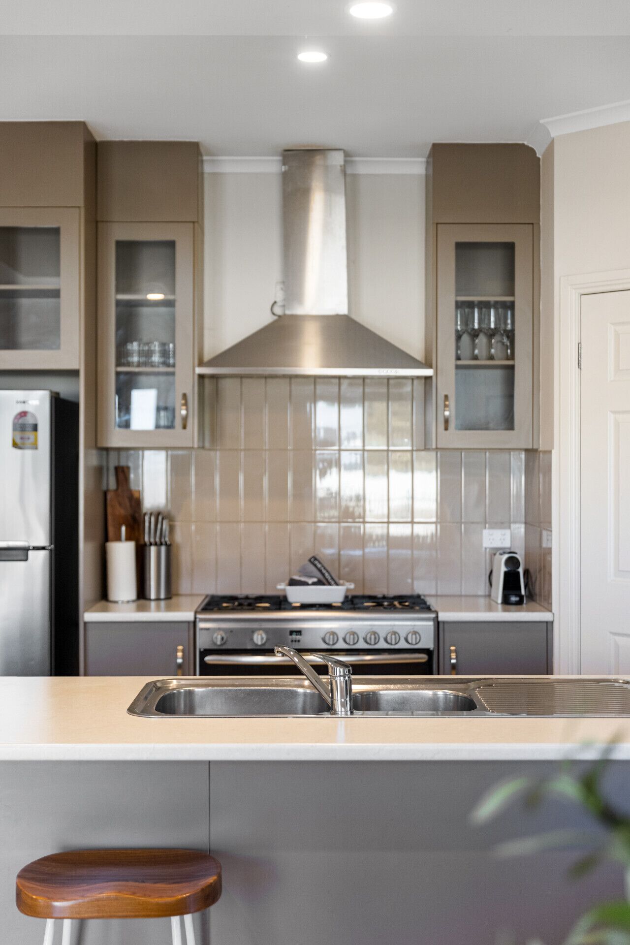 Refrigerador, microondas, horno, placa de cocina