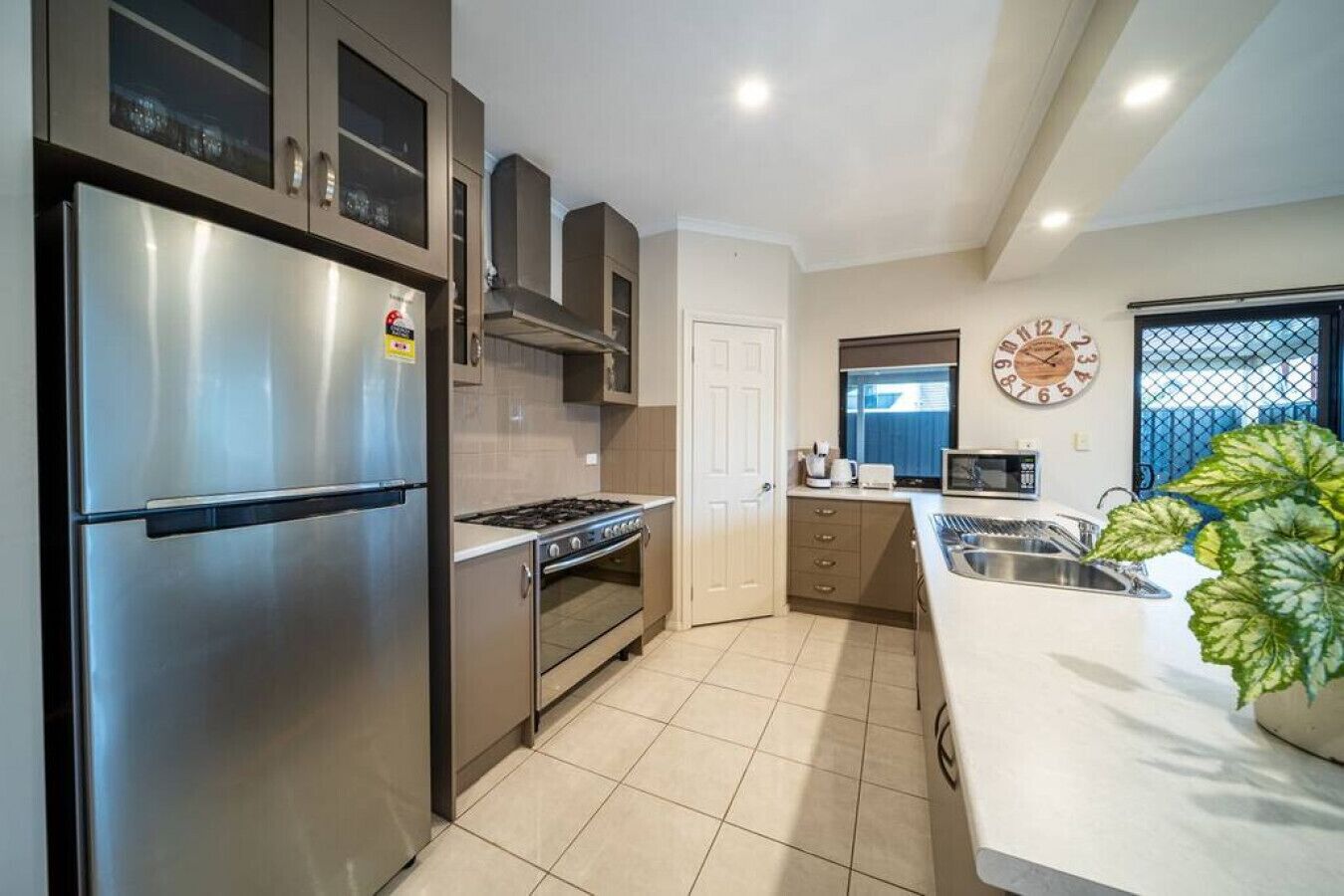 Kylskåp, mikrovågsugn, ugn och spishäll