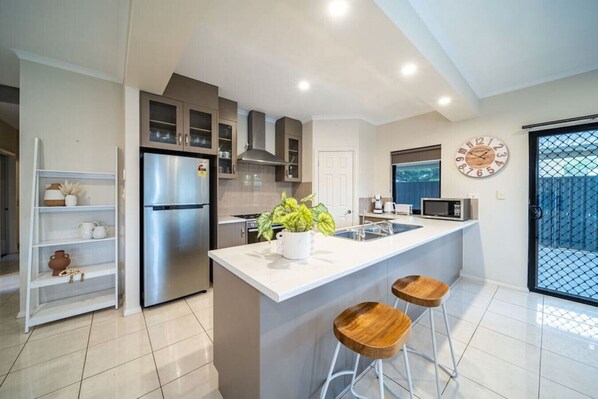 Refrigerador, microondas, horno y parrilla de estufa 