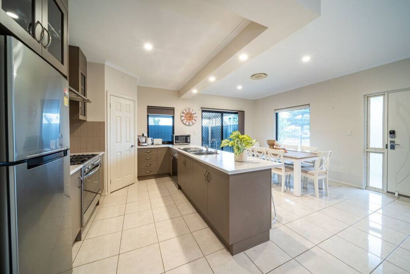 Kylskåp, mikrovågsugn, ugn och spishäll