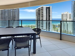 تناول الطعام بالخارج