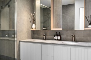 Hair dryer, towels - The Aria on Prospect—Where Style meets Local Life (Prospect)