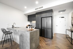 Microondas, horno, placa de cocina y lavavajillas