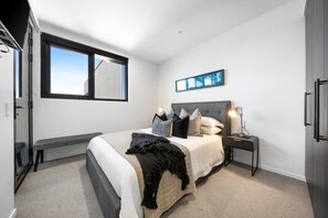 1 bedroom, iron/ironing board, WiFi, bed sheets - The Aria on Prospect—Where Style meets Local Life (Prospect)