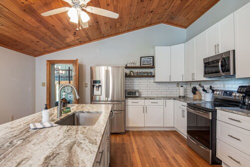 Mountain Lodge theater,Hot tub & Firepit sleeps 16