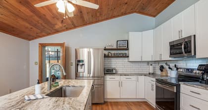 Mountain Lodge theater,Hot tub & Firepit sleeps 16