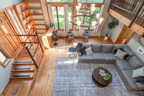 Een televisie, een open haard, videogames en een tafeltennistafel