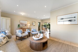 TV - Hinkler on the Lane—Stylish Coastal Escape (Victor Harbor)