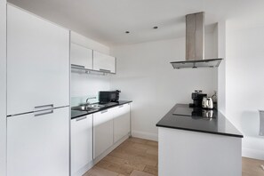 Fridge, microwave, oven, dishwasher - Blueground | Chalk Farm, terrace, nr Primrose Hill (London)