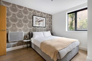 2 bedrooms, iron/ironing board, WiFi, bed sheets - Blueground | Chalk Farm, terrace, nr Primrose Hill (London)