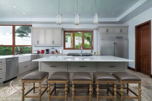 Een koelkast, een magnetron, een oven, een kookplaat