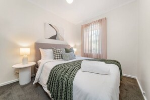 3 habitaciones, tabla de planchar con plancha, wifi y ropa de cama 