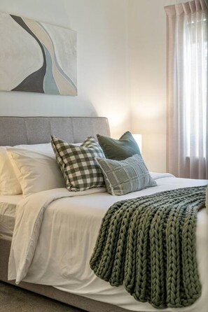 3 bedrooms, iron/ironing board, WiFi, bed sheets