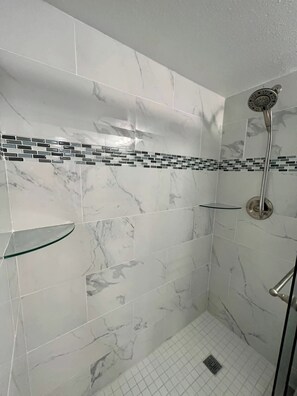Dusche, Haartrockner, Handtücher, Seife