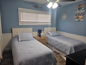 2 habitaciones, tabla de planchar con plancha, wifi y ropa de cama 