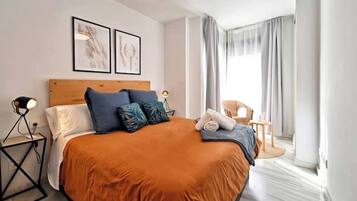 1 slaapkamer, een strijkplank/strijkijzer, reisbedje, beddengoed
