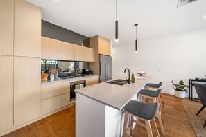 Frigorífico, microondas, horno y placa de cocina