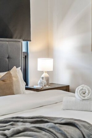 Tabla de planchar con plancha, wifi, ropa de cama