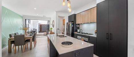 Refrigerador, microondas, horno y parrilla de estufa