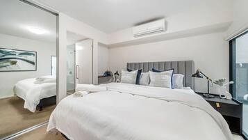 2 bedrooms, desk, WiFi, bed sheets