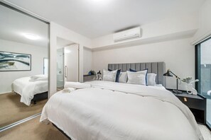 Escrivaninha, Wi-Fi, roupa de cama