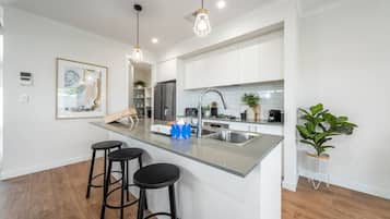 Frigorifero, microonde, forno, piano cottura