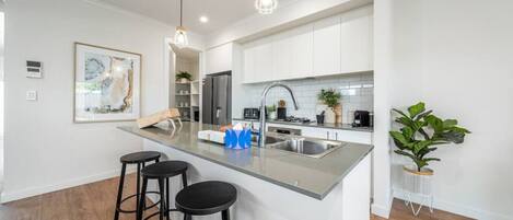 Kühlschrank, Mikrowelle, Ofen, Herdplatte