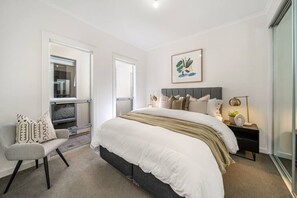 4 bedrooms, iron/ironing board, WiFi, bed sheets - Urban Luxe—A Contemporary City-Edge Haven (Mile End)