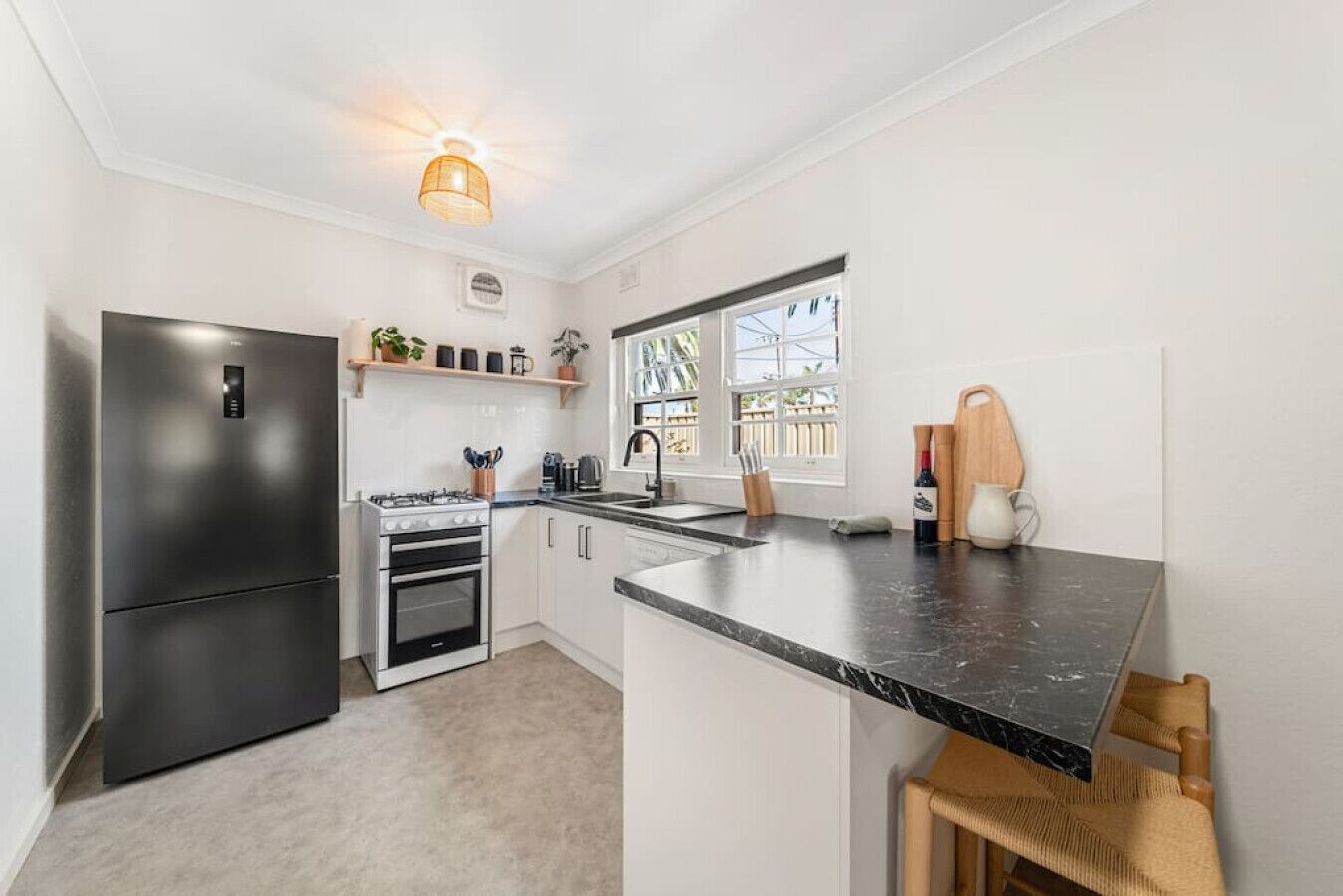 Kjøleskap, ovn, kokeplater og oppvaskmaskin