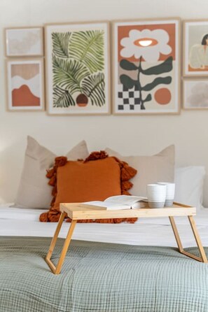 3 bedrooms, desk, WiFi, bed sheets