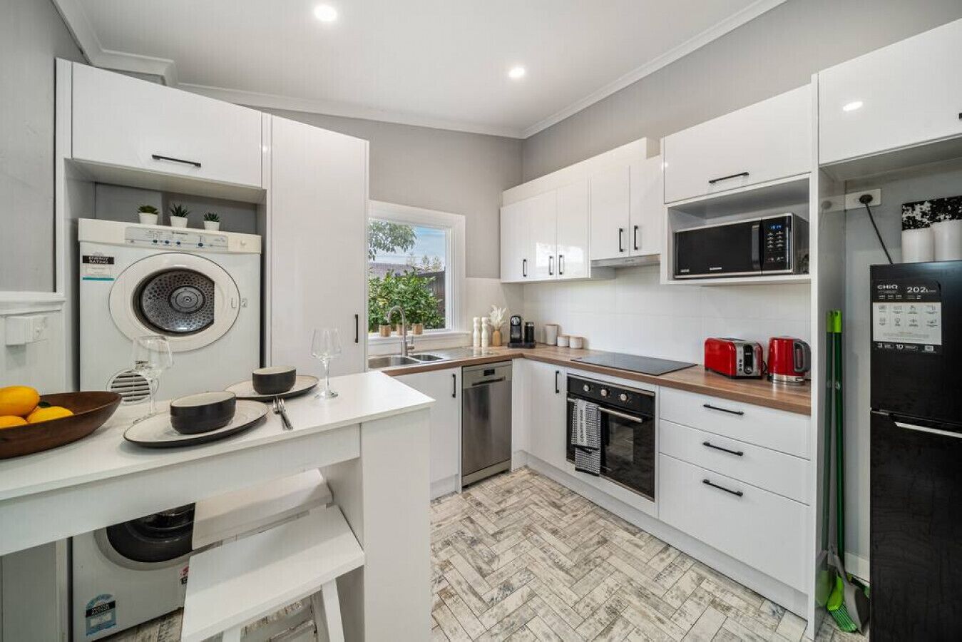 Réfrigérateur, micro-ondes, four, plaque de cuisson