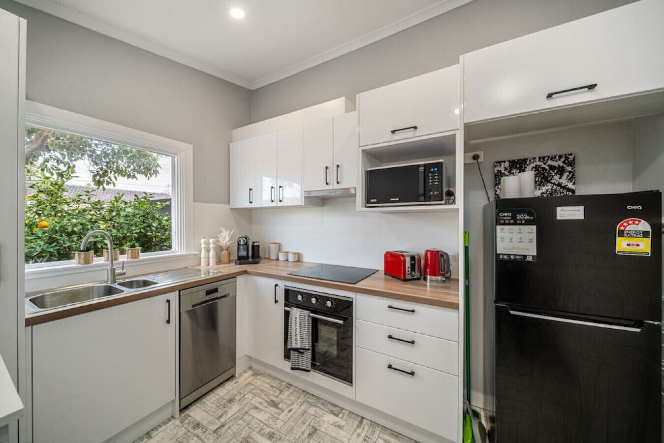 Réfrigérateur, micro-ondes, four, plaque de cuisson