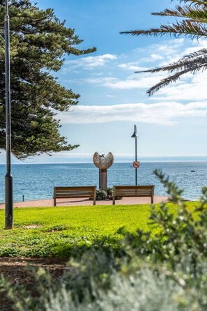 Property grounds - Stone`s Throw - Cafes, Parking, WiFi (Glenelg South)