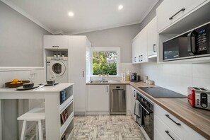 Fridge, microwave, oven, stovetop - Stone`s Throw - Cafes, Parking, WiFi (Glenelg South)