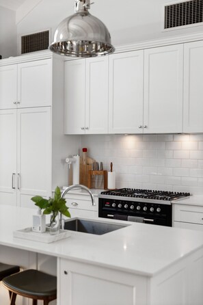 冷蔵庫、電子レンジ、オーブン、コンロ