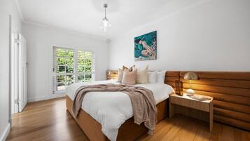 4 bedrooms, desk, iron/ironing board, WiFi