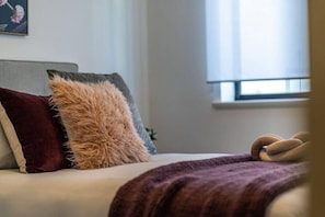 3 bedrooms, iron/ironing board, WiFi, bed sheets - Higher Ground on Seaview - Rooftop Coastal Escape (West Beach)