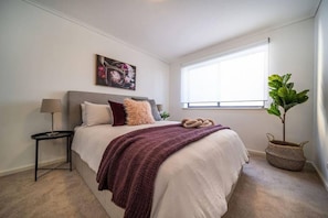 3 habitaciones, tabla de planchar con plancha, wifi y ropa de cama 