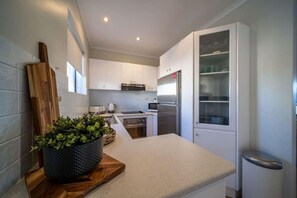 ثلاجة، ميكروويف، فرن، موقد طهي مسطح