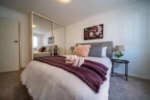 3 habitaciones, tabla de planchar con plancha, wifi y ropa de cama 