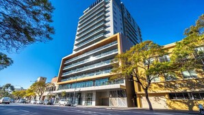 Un immeuble moderne de grande hauteur, doté de nombreux étages, de grandes fenêtres et d’un toit plat.