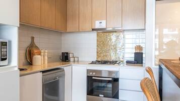 Refrigerador, microondas, horno y parrilla de estufa