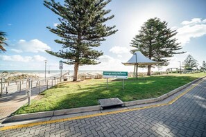 Property grounds - Urban Beach Shack-Me · ★Urban Beach Shack★Metres from the Beach & Cafes✔ (Grange)