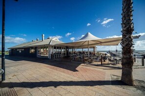 Outdoor dining - Urban Beach Shack-Me · ★Urban Beach Shack★Metres from the Beach & Cafes✔ (Grange)