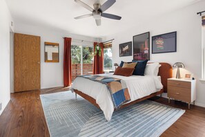 2 slaapkamers, een bureau, een strijkplank/strijkijzer, reisbedje