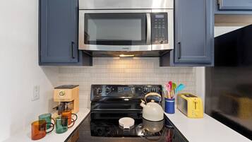 Lemari es, microwave, oven, dan kompor