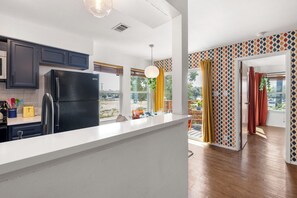 Een koelkast, een magnetron, een oven, een kookplaat