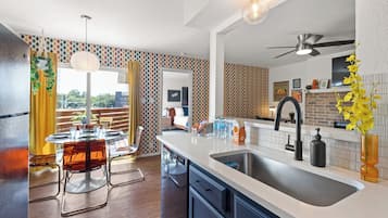 Kjøleskap, mikrobølgeovn, ovn og kokeplater