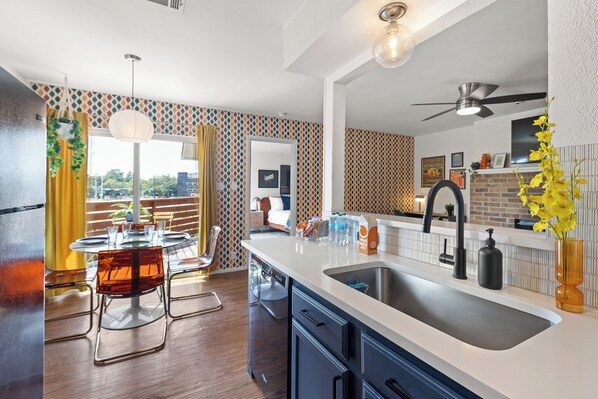 Een koelkast, een magnetron, een oven, een kookplaat