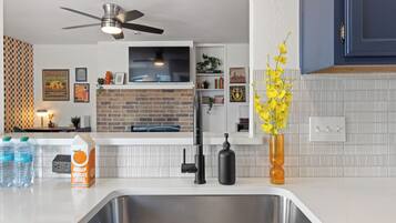 Lemari es, microwave, oven, dan kompor